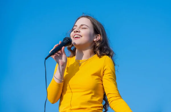 Happy Teen Kid Singing Karaoke Microphone — Stockfoto