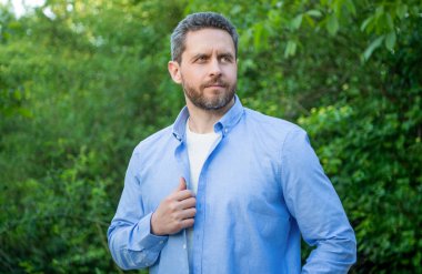 Mavi gömlekli yakışıklı profesyonel bir adam..