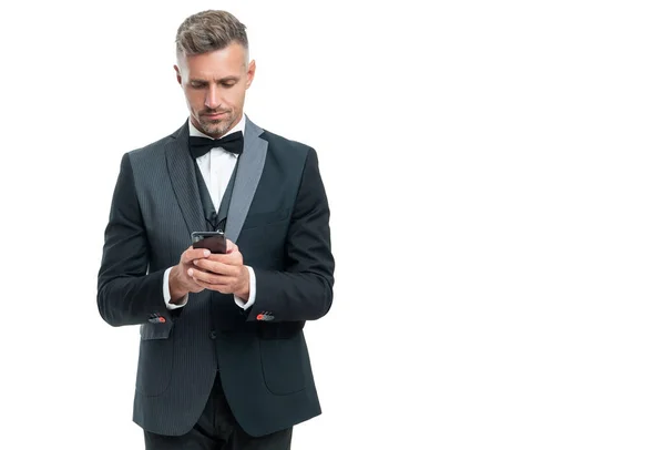 Homem Smoking Mensagens Smartphone Isolado Fundo Branco — Fotografia de Stock