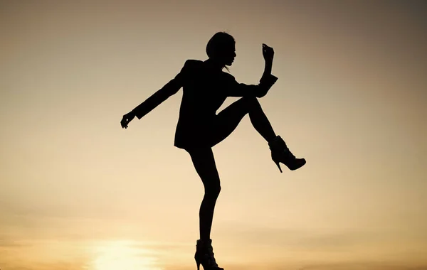 Passo Frente Mulher Dança Escuro Forma Figura Escura Menina Dançando — Fotografia de Stock