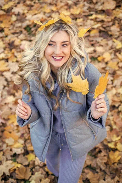 Щаслива Дівчина Посміхається Трикотажному Одязі Теплий Відкритий Одяг Осінь Мода — стокове фото