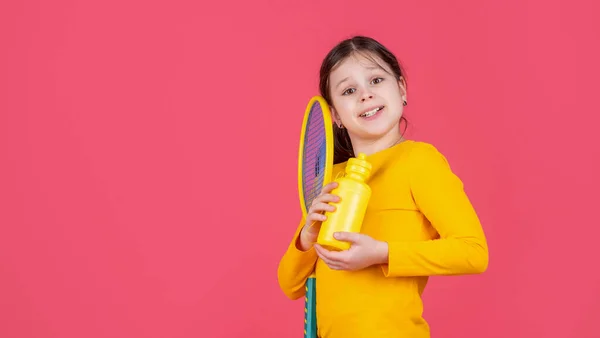 Kinder Halten Badmintonschläger Und Wasserflasche Auf Rosa Hintergrund Kopierraum — Stockfoto