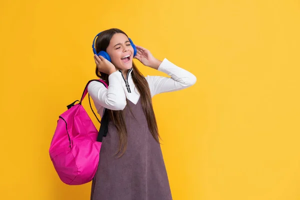 Amazed Child Headphones School Backpack Yellow Background — Stock Photo, Image