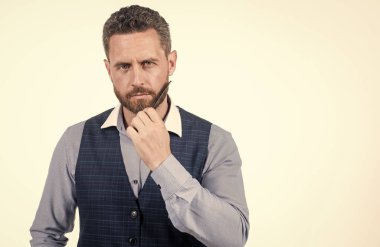 Olgun profesyonel berber tarak. Saç fırçasıyla saç tarayan yakışıklı bir kuaför. Berber dükkanı. Kendine güvenen adam kuaförü. Erkek güzellik ve moda. Berberlik. kopyalama alanı. Kuaför konsepti.