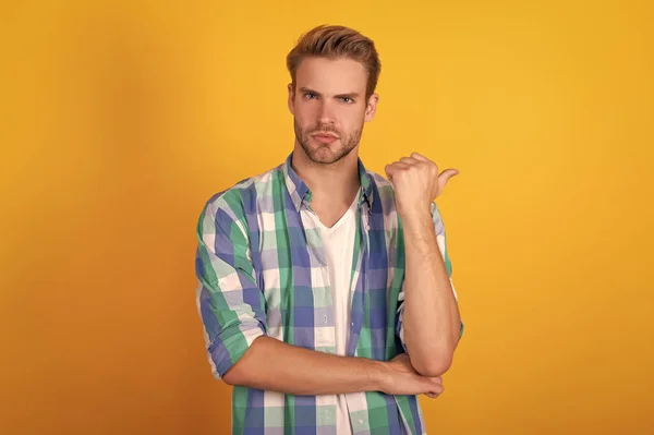 Reklam Için Işaret Parmağı Ciddi Adam Parmak Ucu Sarısı Arka — Stok fotoğraf