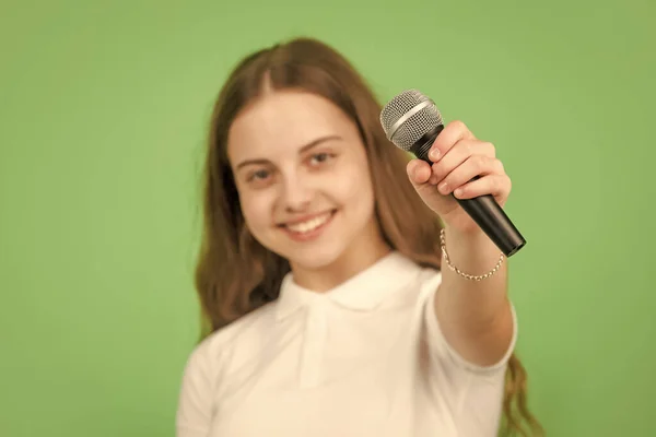 Micrófono Mano Del Niño Feliz Enfoque Selectivo Música —  Fotos de Stock