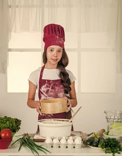 Девочка Фартуке Шеф Повара Шляпе Приготовления Пищи Бранч — стоковое фото