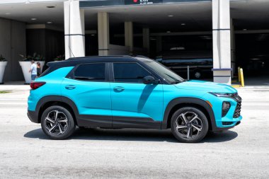 Miami Beach, Florida ABD - 15 Nisan 2021: Blue Chevrolet Trailblazer RS SUV, yan görüş.