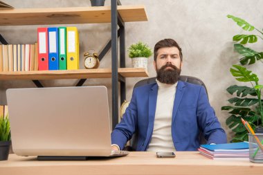 O gerçek bir profesyonel. Profesyonel iş adamı. Masada ciddi bir adam var. Profesyonel çalışan. Ofis işleri. Profesyonellik.