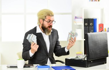 Banka hesabı oluştur. Kredi ve nakit konsepti. Finansal danışmanlık. Mali müşavir. Finansal başarı. Nakit ciro ve vergi ödemesi. Nakit parası olan bir iş adamı. Erkek işyeri sahibi ofisi.