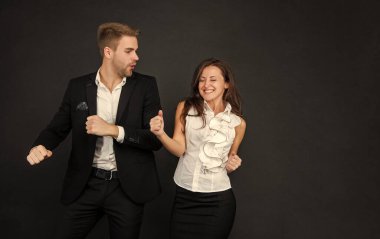 Resmi çift eğleniyor. İş adamı ve iş kadını. İş adamlarının ortaklığı. Hırslı meslektaş uzmanlar. Erkek ve kadın şirket partisinde dans ediyorlar. Siyah arkaplanda iş ortakları.