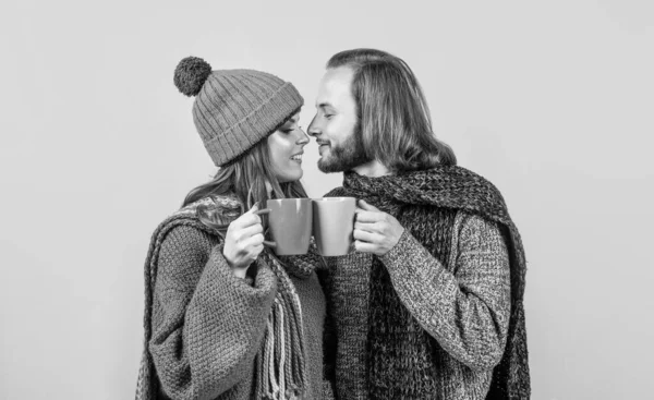 Casal Feliz Amor Beber Chá Quente Usar Roupas Malha Inverno — Fotografia de Stock