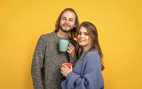 Glückliches Verliebtes Paar Trinkt Heißen Kaffee Trägt Strickkleidung Winter Morgens — Stockfoto