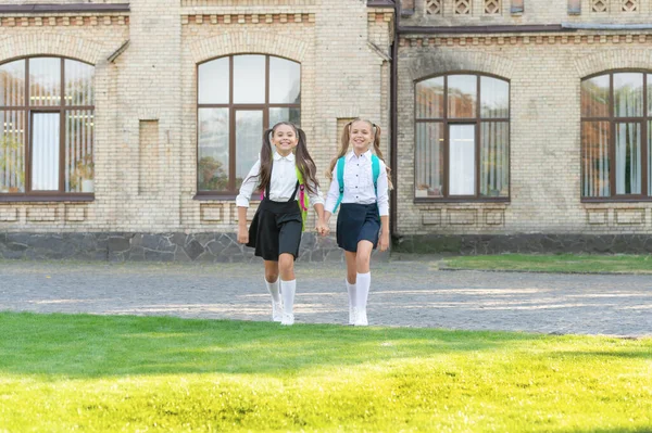 Duas Meninas Adolescentes Uniforme Andando Juntas Livre — Fotografia de Stock