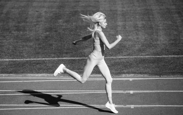 Αθλητική Γυναίκα Φόρμα Τρέχει Στο Γήπεδο Μαραθώνιος — Φωτογραφία Αρχείου