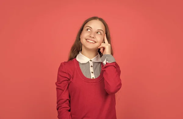 Ponderando Criança Uniforme Setembro Criança Fundo Vermelho Expressar Emoções Menina — Fotografia de Stock