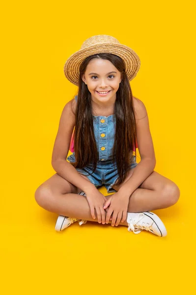 Teen Girl Smile Straw Hat Sitting Yellow Background — Zdjęcie stockowe