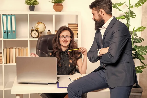Takım Elbiseli Adam Ofis Masasında Çalışırken Çalışan Mutlu Profesyonel Kadın — Stok fotoğraf