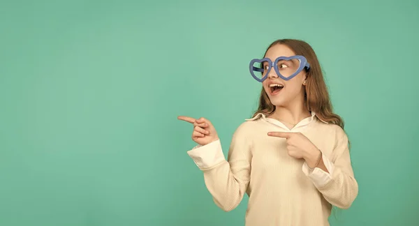 Ευτυχής Έφηβος Κορίτσι Γυαλιά Κόμμα Δείχνουν Δάχτυλο Μπλε Φόντο Χώρο — Φωτογραφία Αρχείου
