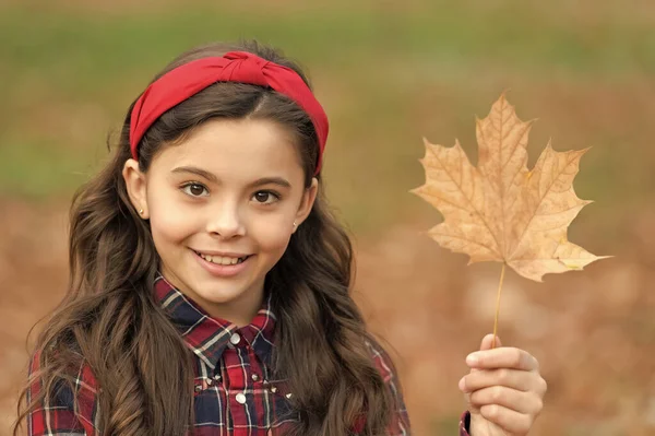 Okul Üniformalı Mutlu Çocuk Portresi Sonbahar Akçaağaç Yaprağını Dışarıda Tut — Stok fotoğraf