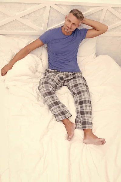 Boldog Fickó Kényelmes Pizsamában Ábrándozva Pihen Ágyban Reggel Álmodozik — Stock Fotó