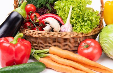 Taze organik sebzeler ve sepetin içinde yeşil yapraklar..