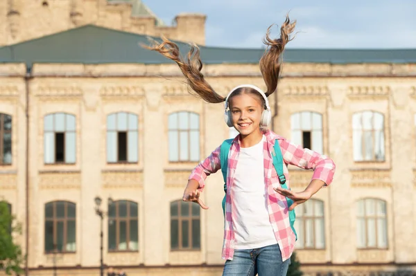 Happy Teen Dívka Létající Vlasy Poslech Hudby Školním Dvoře Venku — Stock fotografie