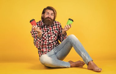 Kahveli yakışıklı hippi adam. Kahve molası veriyor. Fincandan su içen yakışıklı bir yetişkin. Bir fincan kahve ya da çay al. yaşam tarzı konsepti.