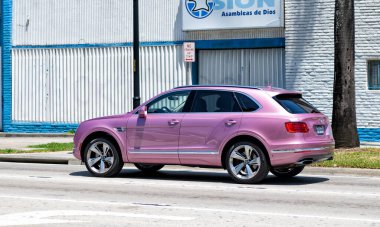 Miami Beach, Florida ABD - 15 Nisan 2021: Pembe metalik Bentayga v8 2015 SUv, arka görüş.
