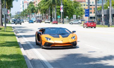 Miami Beach, Florida ABD - 15 Nisan 2021 Lamborghini Bulvarı LP 750-4 SV araç, ön manzara.