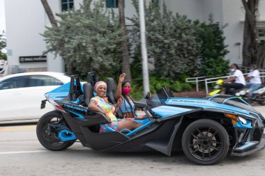 Miami Beach, Florida USA - 19 Mart 2021: Şoförlü mavi polaris sapanı, yan görüş. Üç tekerlekli motosiklet..