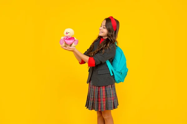 Niño Positivo Uniforme Escolar Mochila Con Juguete Sobre Fondo Amarillo —  Fotos de Stock