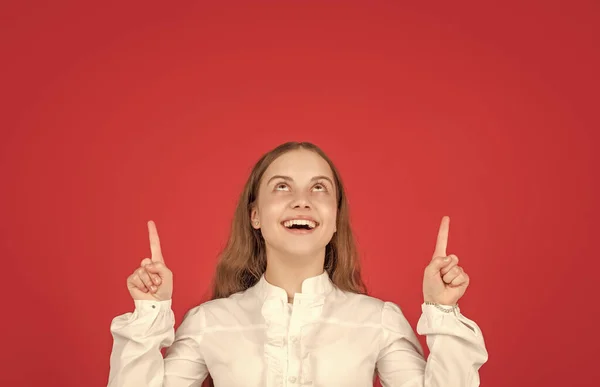 Niño Feliz Camisa Blanca Señalando Dedo Espacio Copia Fondo Rojo — Foto de Stock