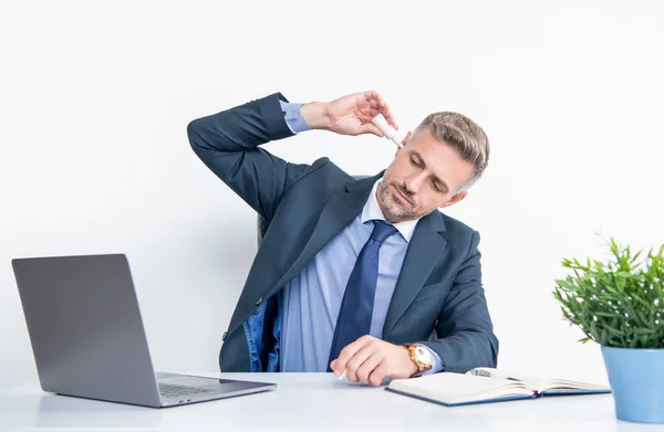 Maturo Uomo Ufficio Uso Orecchio Gocce — Foto Stock