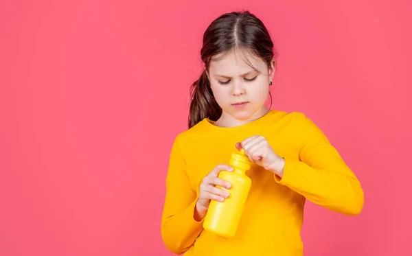 Kind Hält Wasserflasche Auf Rosa Hintergrund Mit Kopierraum — Stockfoto