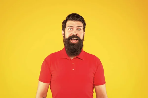 Homem Barbudo Espantado Com Bigode Tshirt Fundo Amarelo Retrato — Fotografia de Stock