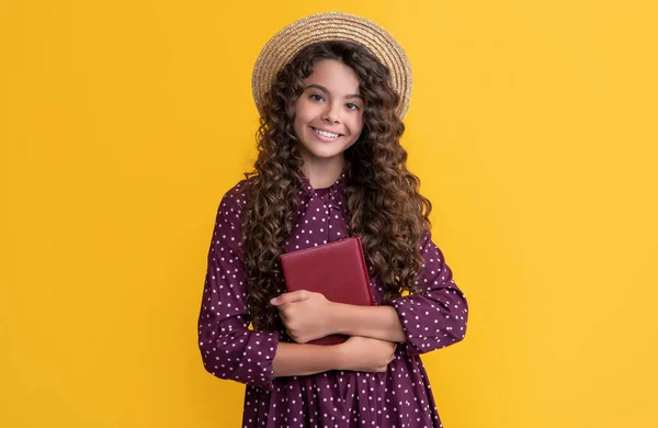 Heureux Enfant Avec Frisottis Cheveux Tenir Livre Sur Fond Jaune — Photo