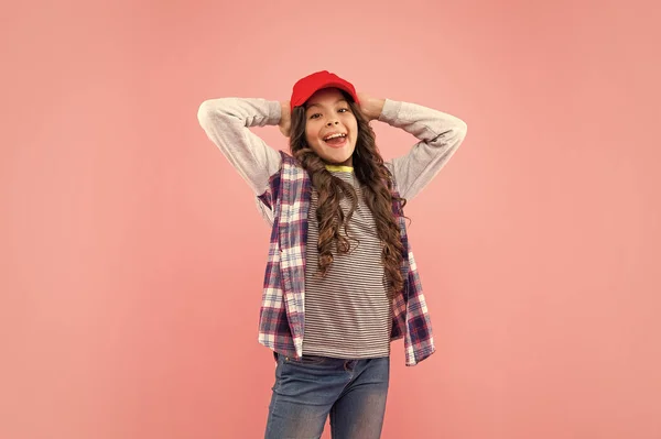 Criança Sorridente Camisa Xadrez Boné Fundo Rosa Fashionista — Fotografia de Stock