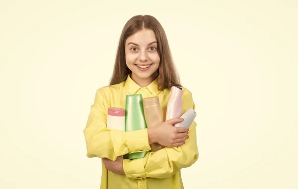 Gelukkig Kind Presenteren Shampoo Haar Lichaam Conditioner Fles Geïsoleerd Wit — Stockfoto