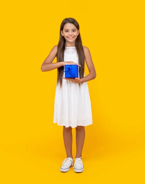 Alegre Adolescente Chica Hold Presente Caja Amarillo Fondo —  Fotos de Stock