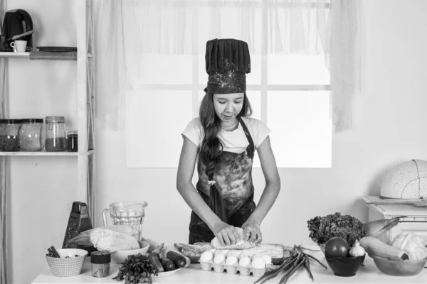 Menina Futuro Chef Está Cozinhando Comida Alimentação Saudável — Fotografia de Stock