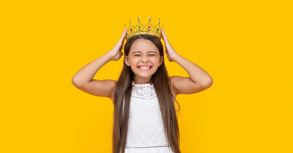 Glad Teen Girl Crown Yellow Background — Stok fotoğraf