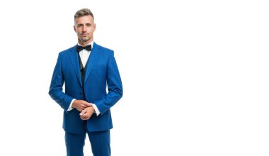 Papyonlu, mavi takım elbiseli olgun bir adam. Beyaz iş adamı. resmi kıyafet konsepti. Boşluğu kopyala.