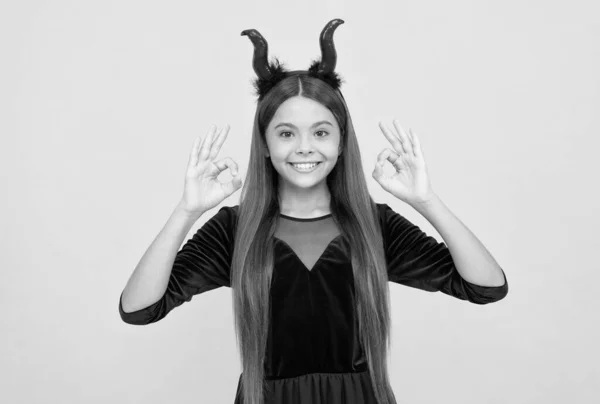 Boldog Boszorkány Ördög Gyerek Show Oké Gesztus Viselni Imp Horns — Stock Fotó