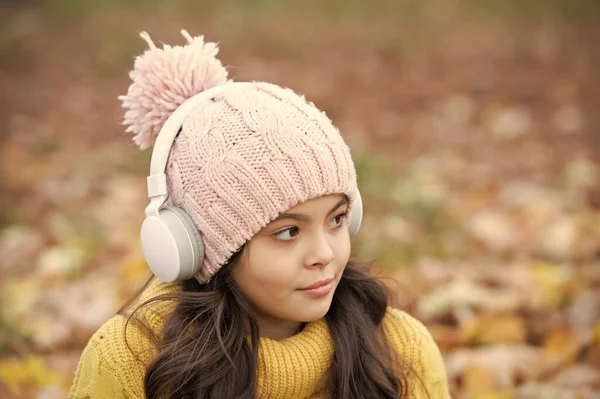 Teen Girl Hat Listen Μουσική Ακουστικά Εξωτερική Στο Πάρκο Μουσική — Φωτογραφία Αρχείου