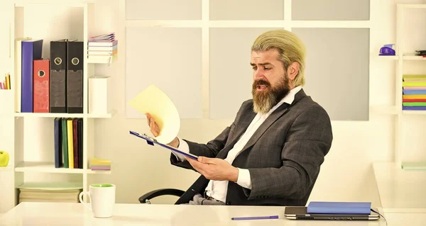 Ofiste Masasında Oturan Sakallı Adamın Portresi Kendine Güvenen Acımasız Adamı — Stok fotoğraf
