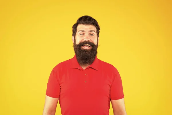 黄色い背景に髭を生やした幸せなヒップスター男性 — ストック写真
