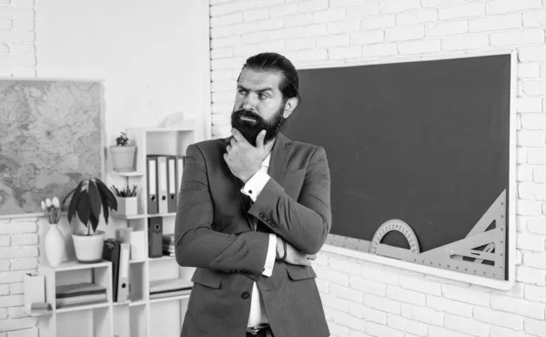ひげと口ひげを生やした大人の髭の男が学校の教室でスーツを着て教育を受け — ストック写真