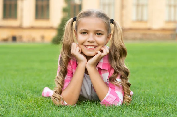 Positief Tiener Kind Portret Ontspannen Groen Gras Outdoor — Stockfoto
