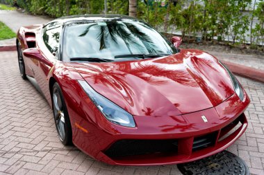 Miami Beach, Florida USA - 18 Nisan 2021: Kırmızı Ferrari 488 GTB otomobil, köşe görüş.